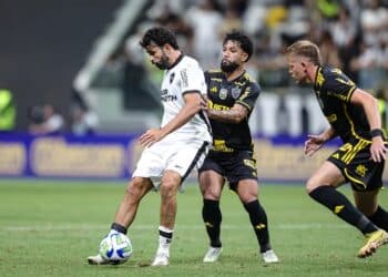 Diego Costa em Atlético-MG x Botafogo, pelo Brasileirão — Foto: Gilson Lobo/AGIF