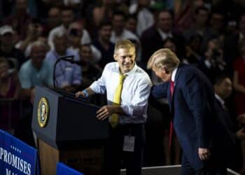 Donald Trump cumprimenta o deputado Jim Jordan durante comício em 2018 — Foto: Al Drago/The New York Times.