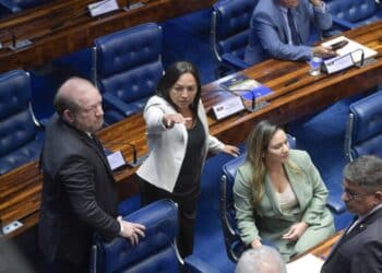 Othelino Neto (à esq.) ao lado da senadora Eliziane Gama (PSD-MA) e da esposa, a senadora Ana Paula Lobato (PSB-MA), em fevereiro - Jonas Pereira-28.fev.23/Agência Senado.