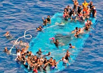 Reprodução/Imagem mostra naufrágio que aconteceu na costa da Líbia em 26 de maio de 2016 — Foto: EUNAVFOR MED/Reuters.