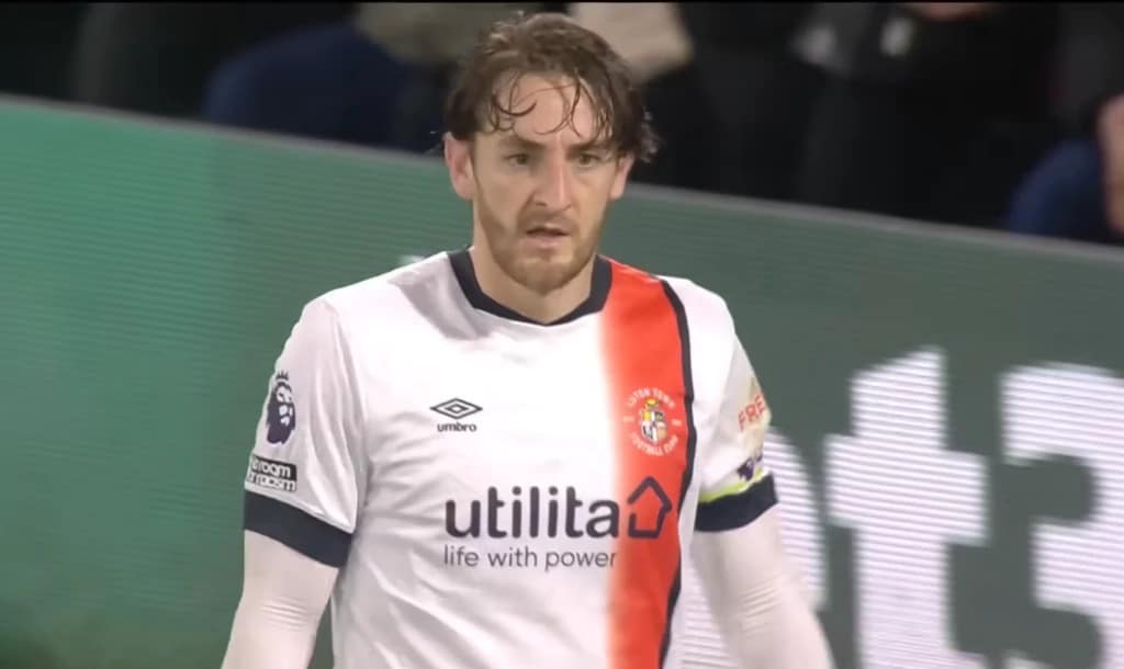 Zagueiro do Luton sofre parada cardíaca em campo e jogo da Premier