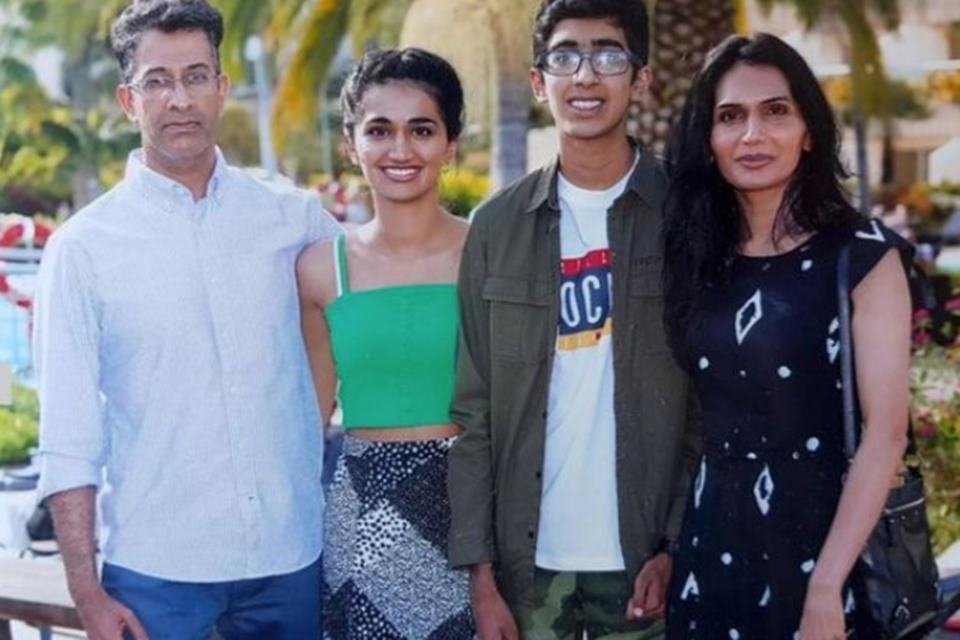 Fotografia colorida mostra Rohan Godhania e sua família