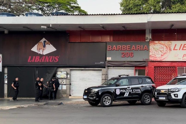 Carros em frente a restaurante