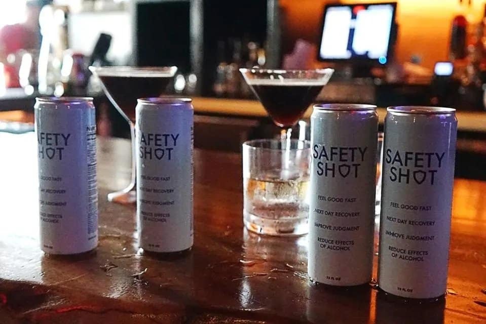 Foto mostra latas de Safety Drink, bebida que é capaz de curar a ressaca