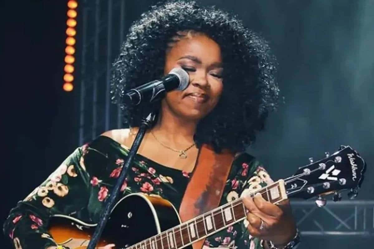 Foto colorida de cantora Zahara - Metrópoles