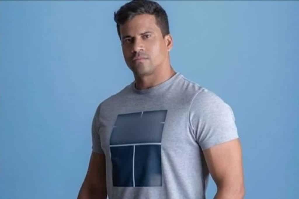 Homem de camiseta