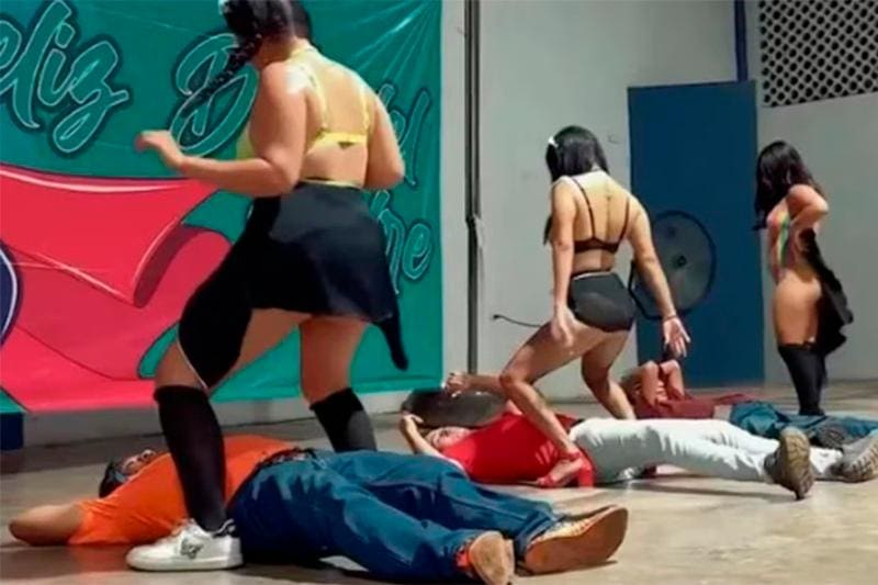 Strippers dançam sobre homens em festa do Dia dos Pais no México