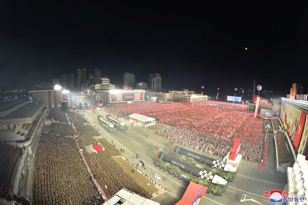 Mísseis são exibidos durante um desfile militar em Pyongyang, na Coreia do Norte, em 8 de fevereiro de 2023 — Foto: KCNA via Reuters