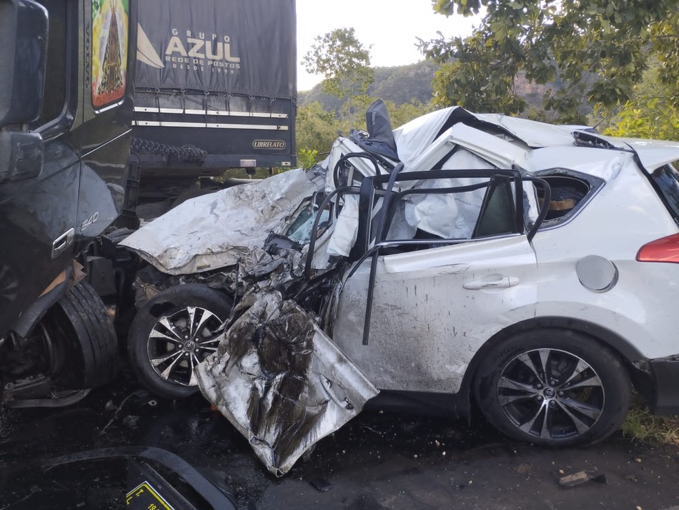 Cinco pessoas morrem em colisão entre carro e caminhão na BR-135, Sul do Piauí — Foto: Divulgação/PM-PI