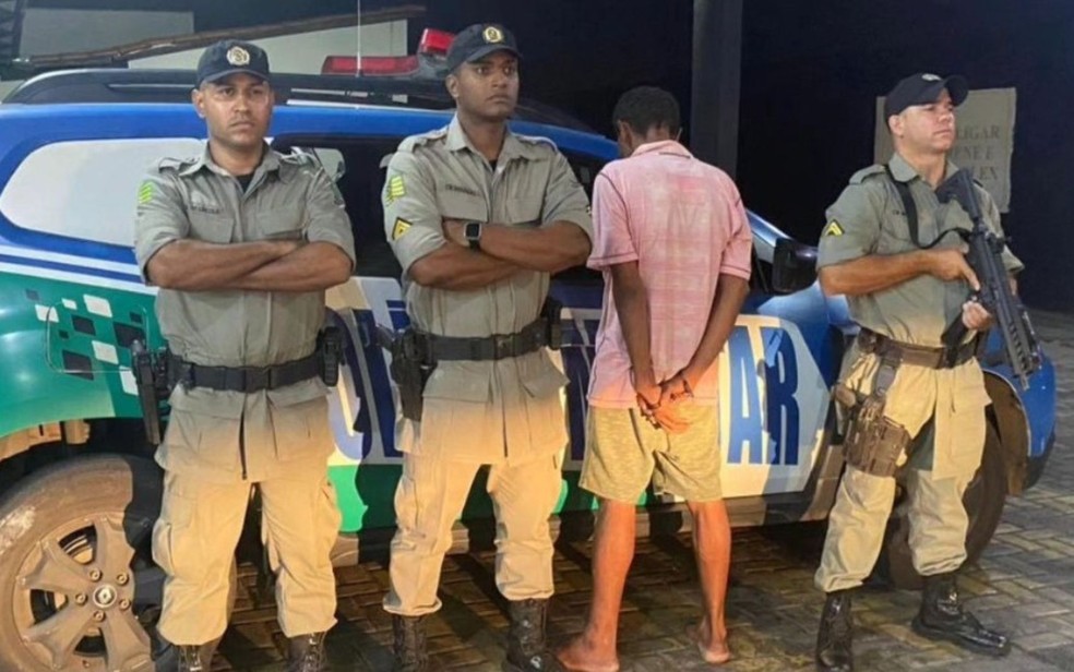 Polícia Militar (PM) recuperou o celular roubado e levou o suspeito para  a Central de Flagrantes — Foto: Divulgação/Polícia Militar