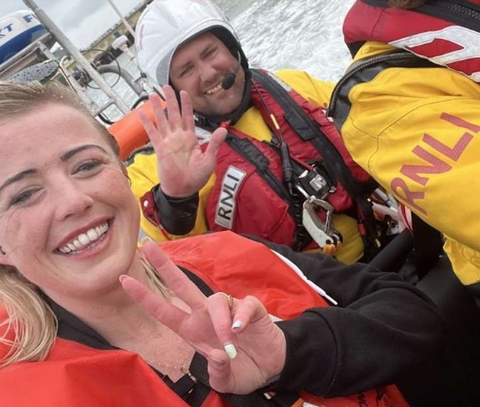Michaela é resgatada em praia na Inglaterra — Foto: Reprodução