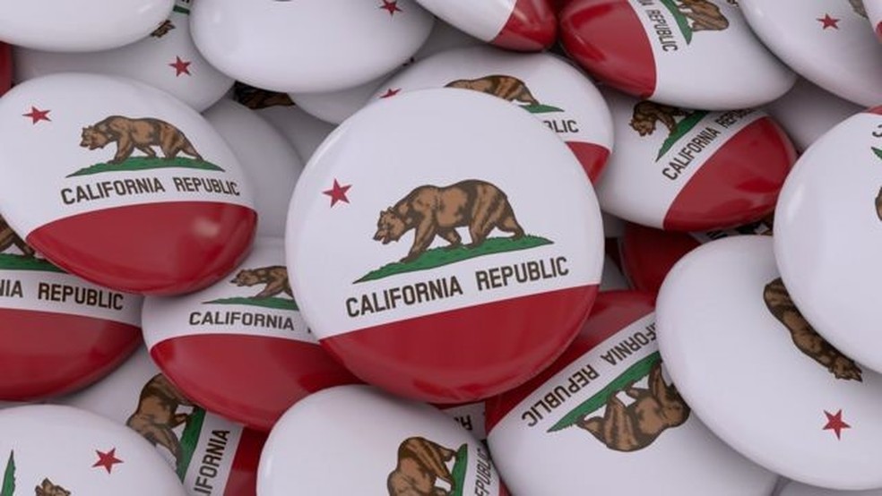Broches com a bandeira da Califórnia — Foto: Getty Images via BBC