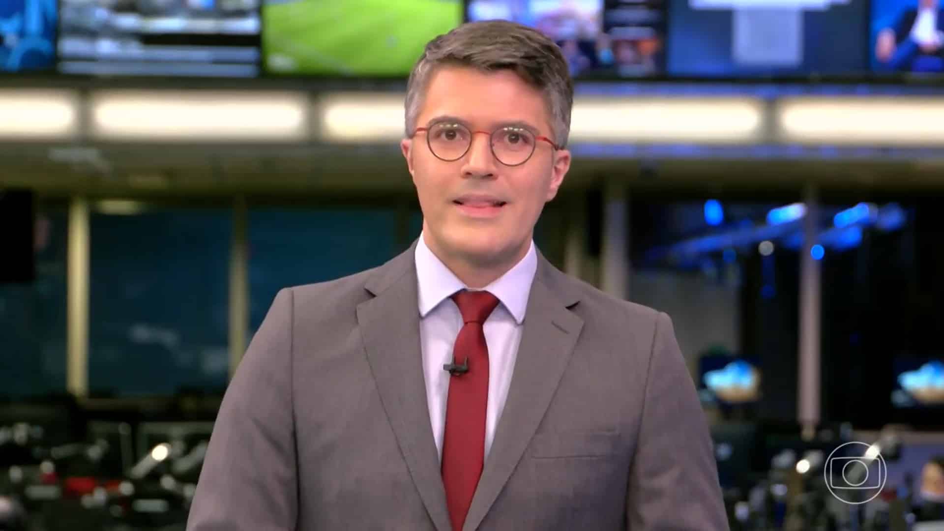 Foto do jornalista Bruno Tavares no comando do Jornal da Globo