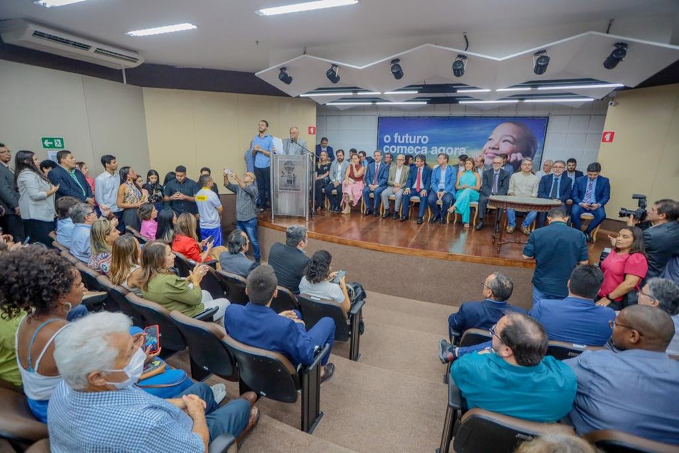 Filha de Lula, Lurian Cordeiro (de saia rosa), e o namorado, Danilo Segundo (paletó cinza), ocupam espaço destinado a autoridade em evento com o ministro Wellington Dias (de gravata vermelha) em Aracajú — Foto: Reprodução