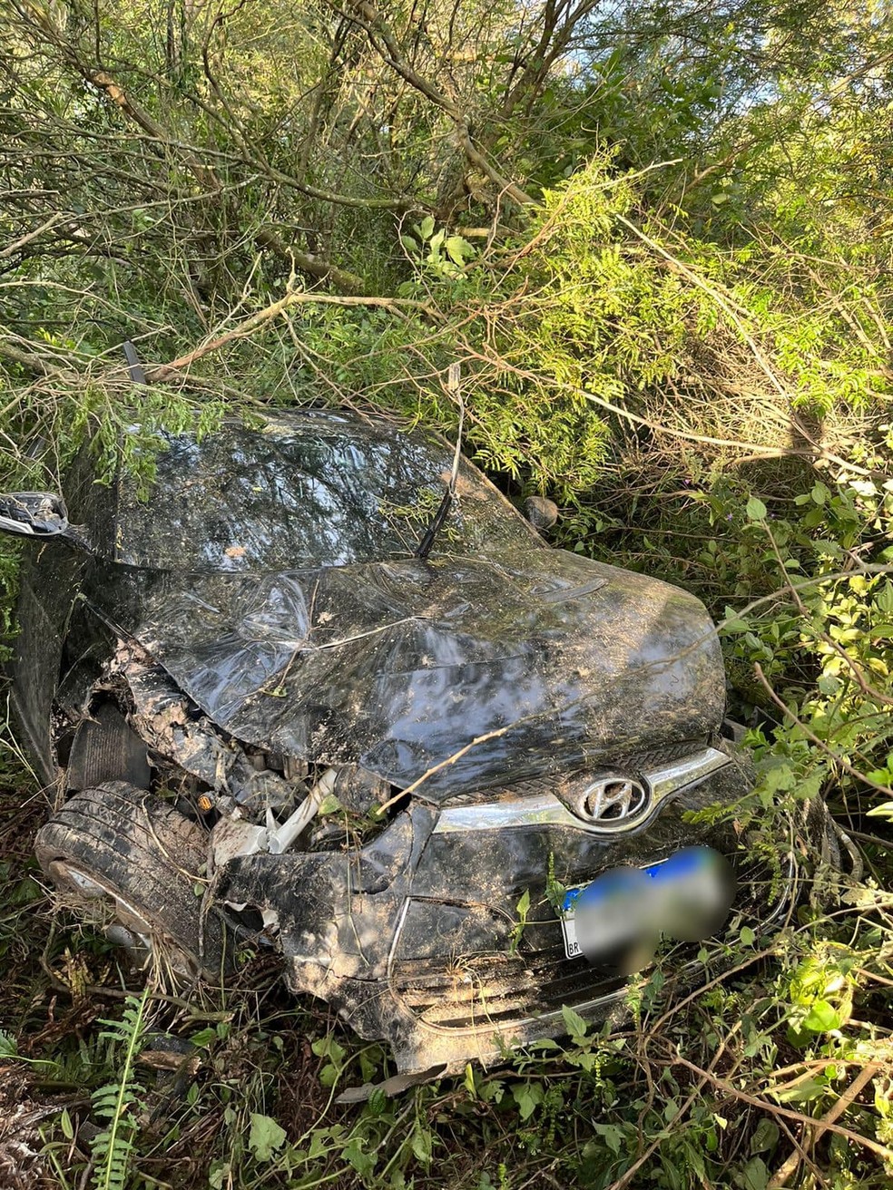 Carro onde corpo de empresário foi encontrado, em Sangão — Foto: Bombeiros Voluntários de Jaguaruna/Divulgação