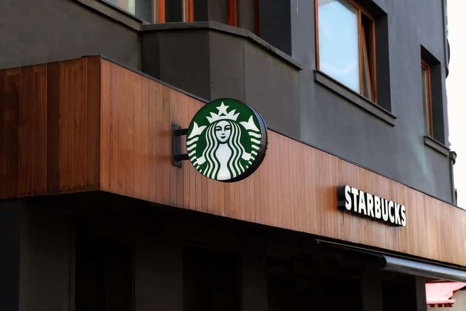 Starbucks enfrenta boicote por apoio de sindicato à Palestina