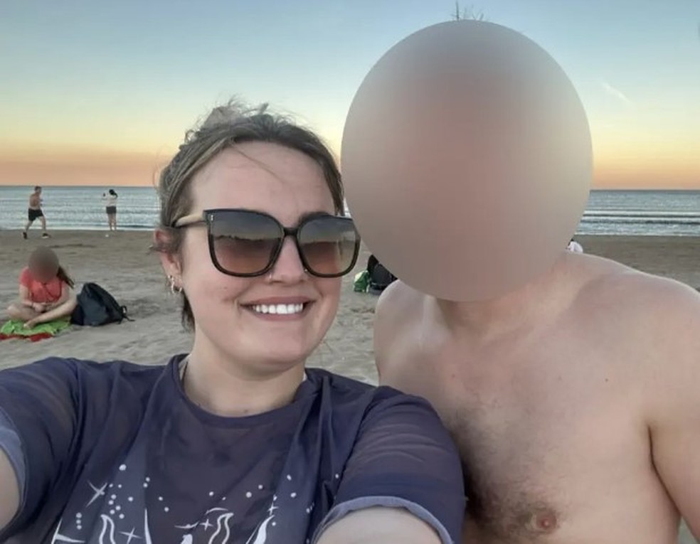 Madeleine Jaye e Jason em praia na Espanha: viagem romântica — Foto: Reprodução