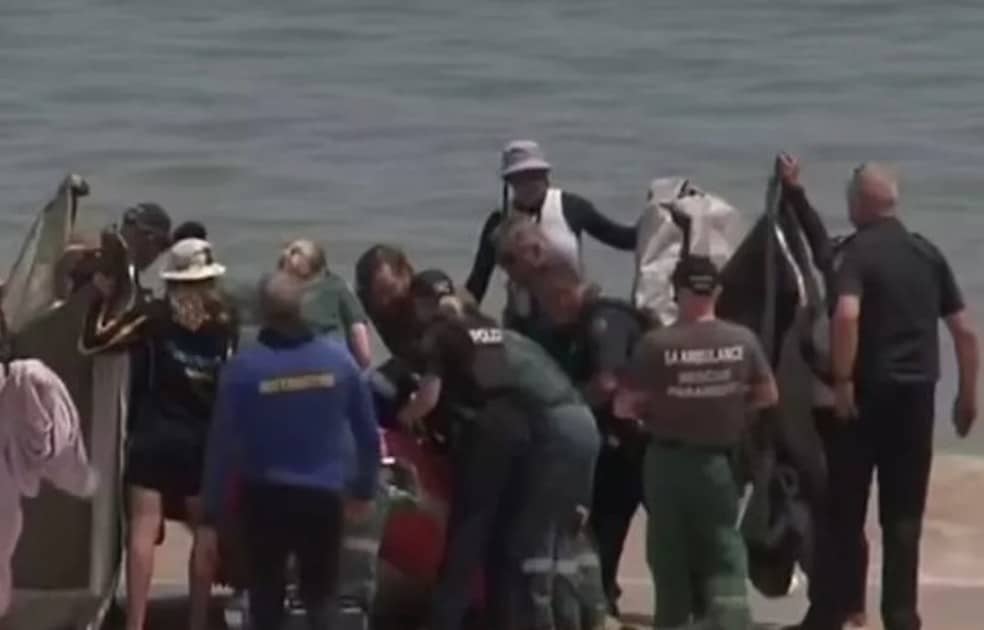 Bridgette O'Shannessy é socorrida na areia de praia na Austrália — Foto: Reprodução