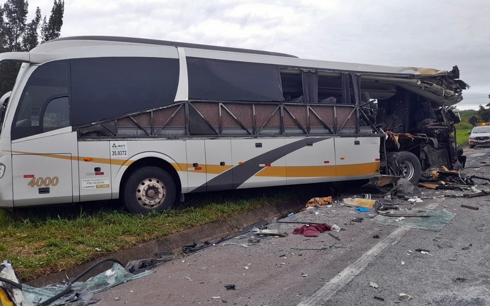 Acidente deixa 2 mortos  e mais de 30 pessoas feridas na Fernão Dias em São Sebastião da Bela Vista, MG — Foto: Corpo de Bombeiros