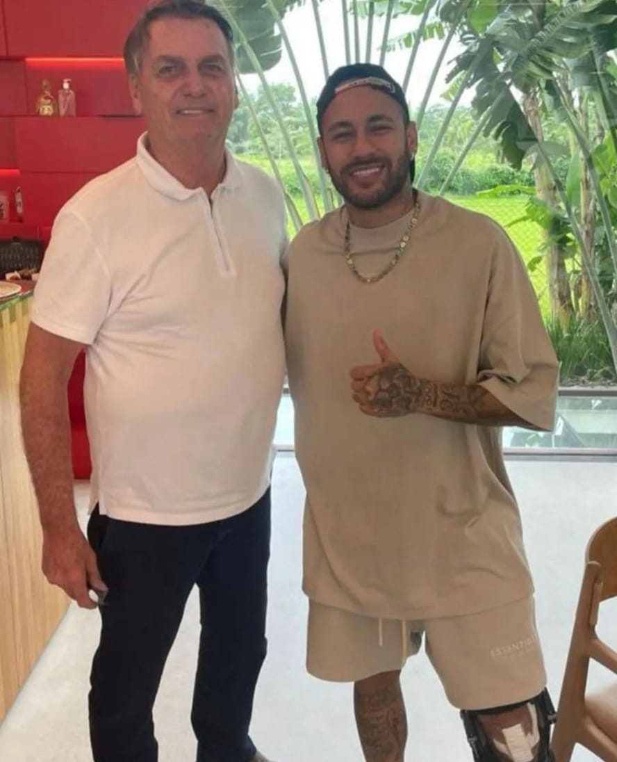 Neymar recebe visita do ex-presidente Jair Bolsonaro