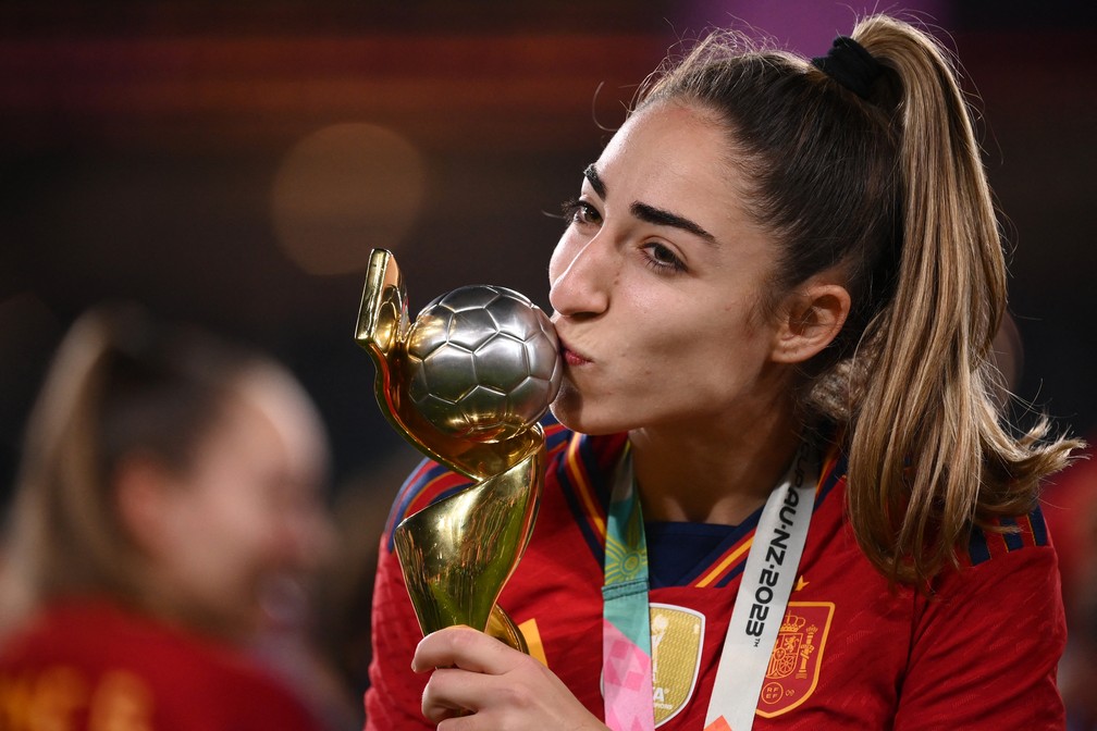 Olga Carmona comemora título da Espanha na Copa do Mundo com a taça — Foto: Franck Fife/AFP