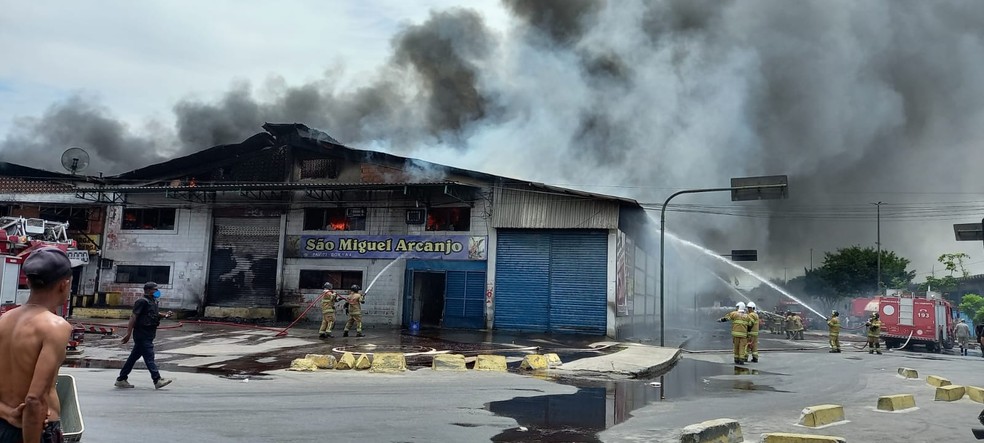 Bombeiros combatem chamas na Ceasa, no Rio de Janeiro — Foto: Alba Valéria Mendonça/ g1