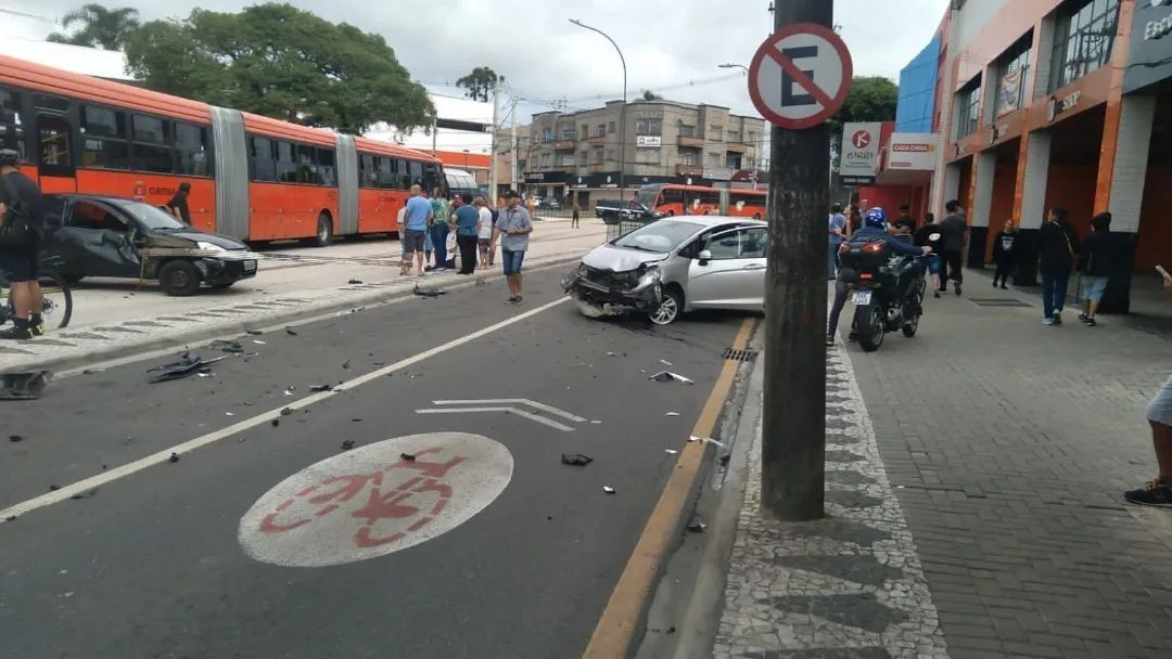 Caminhoneiro cruza Curitiba em alta velocidade, bate em mais de 10 carros e é preso