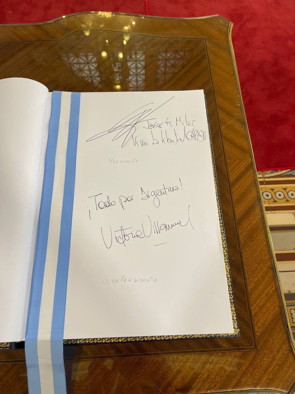 Assinatura de Javier Milei no livro de presença do Congresso. — Foto: Reprodução
