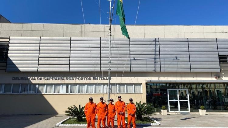 Em foto tirada na frente da Capitania dos Portos de Itajaí, os cinco homens resgatados após um naufrágio em SC - Divulgação/5º Distrito Naval da Marinha - Divulgação/5º Distrito Naval da Marinha