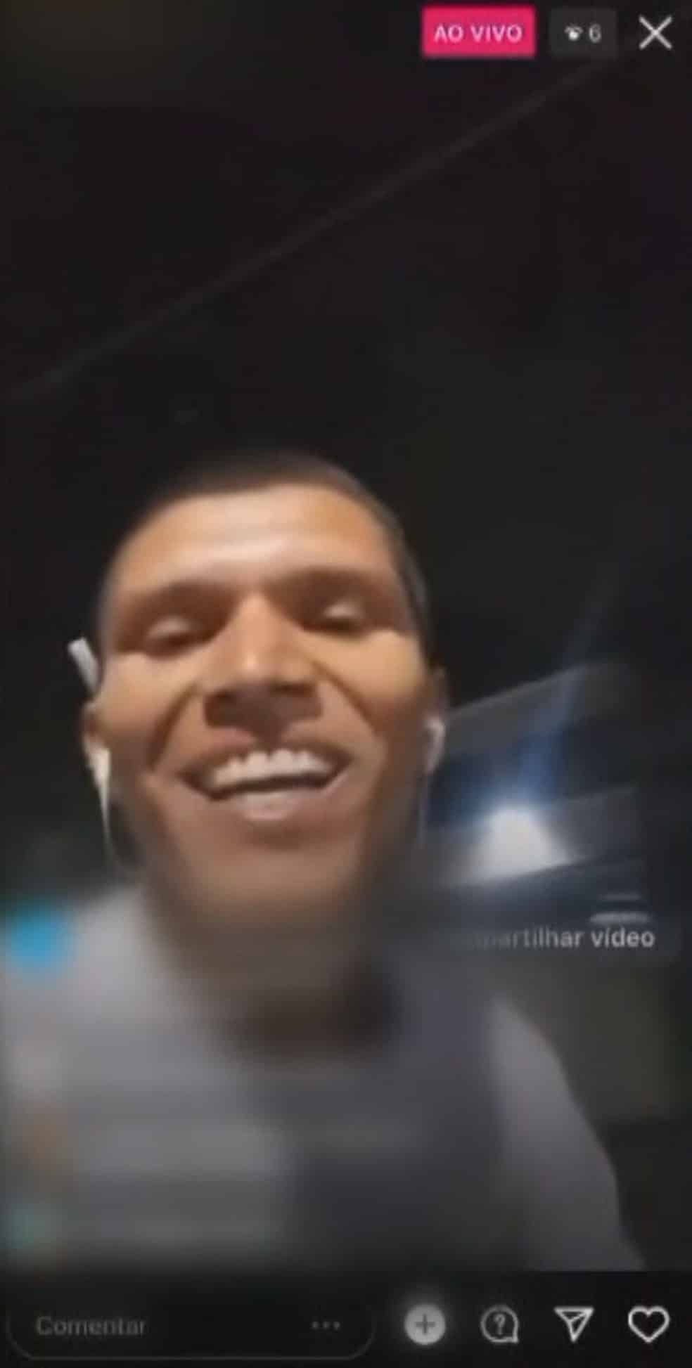 Homem rouba celular em Bangu e faz ‘live’ no Instagram da vítima após o crime — Foto: Reprodução