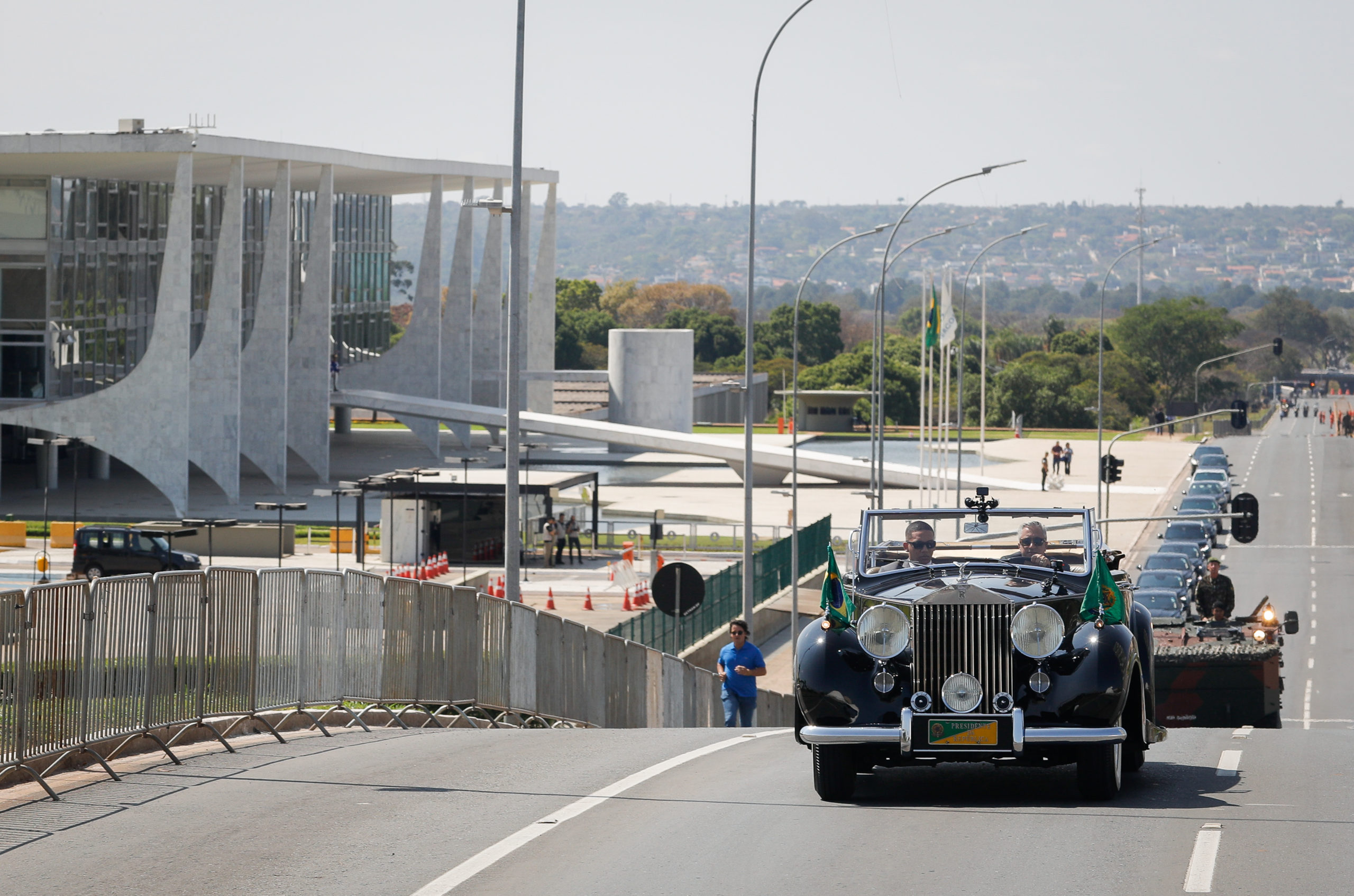 o Rolls Royce conversível que levará Lula durante o desfile contou só com um motorista e um carona no ensaio