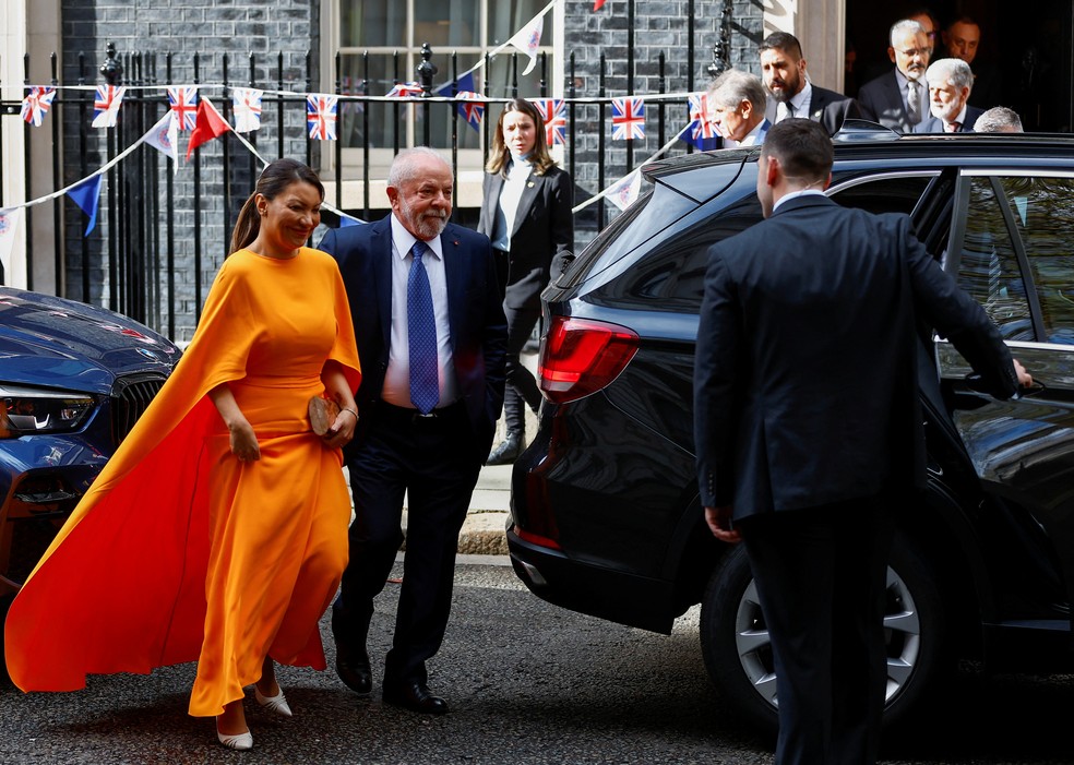 Presidente Lula e a primeira-dama Janja deixam Downing Street após encontro com o primeiro-ministro britânico, Rishi Sunak, nesta sexta (5) — Foto: Peter Nicholls/Reuters