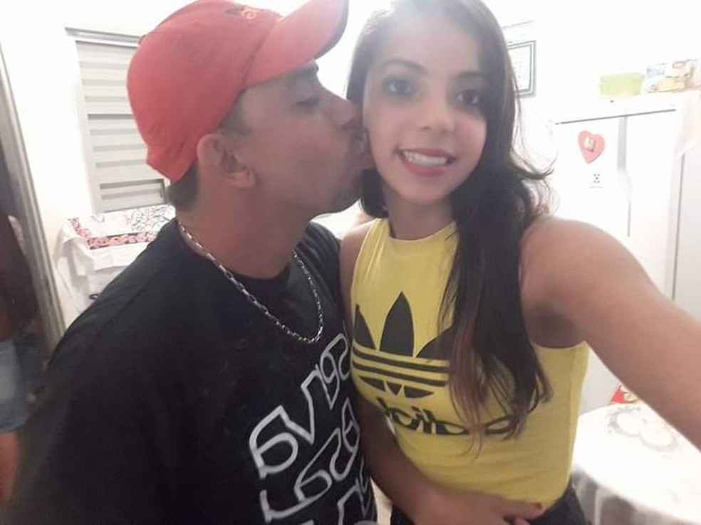 Kamily Pricila ao lado do pai, Marcelo — Foto: Arquivo da família