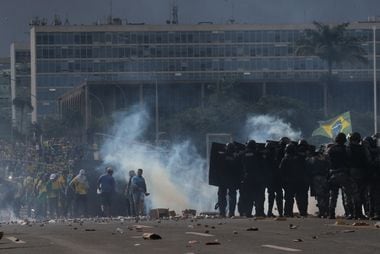 Radicais invadiram sedes do Supremo, Planalto e Congresso.