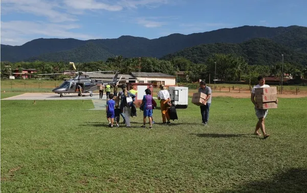 Turistas pagam até R$ 30 mil por voo para deixarem São Sebastião em helicópteros; aeronaves pousam trazendo mantimentos para desabrigados — Foto: Fábio Tito/g1