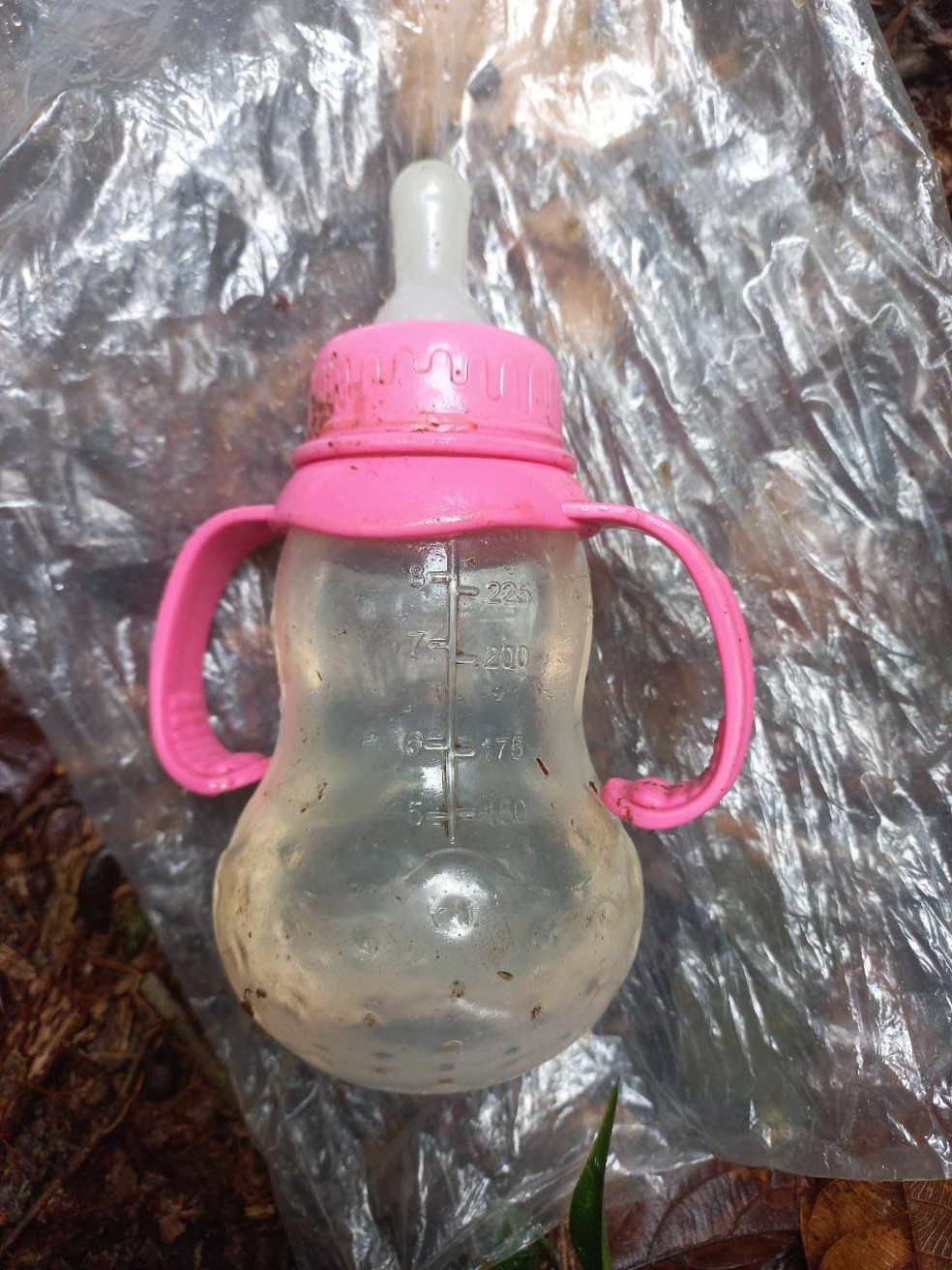 Mamadeira encontrada durante as buscas — Foto:  Fuerzas Militares de Colombia