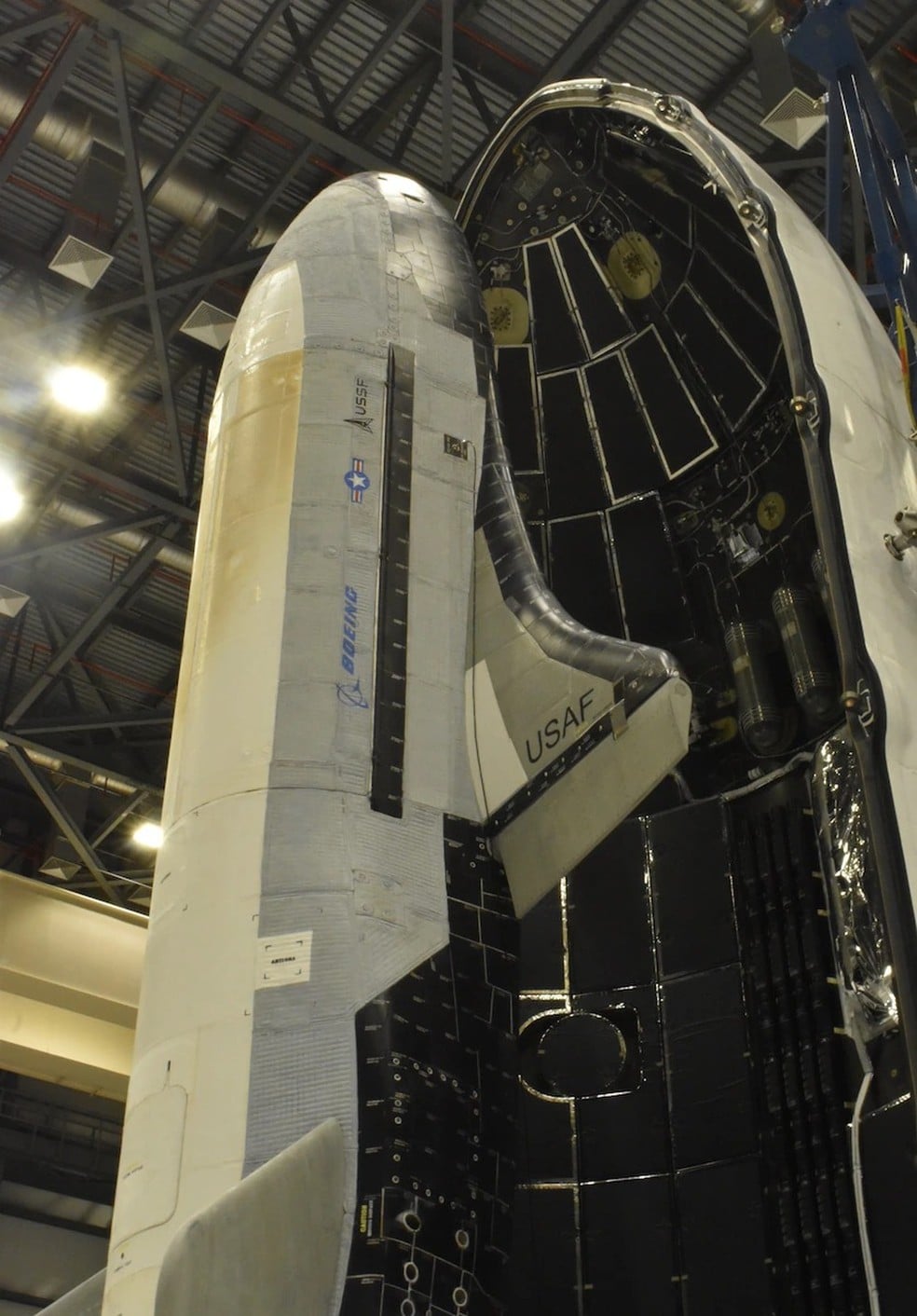 X-37B sendo integrado ao foguete — Foto: US Space Force