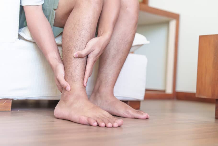 El primer signo de colesterol alto puede aparecer en las piernas