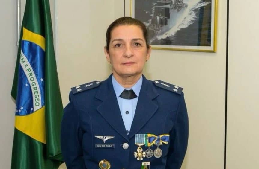 Mulher oficial general da Aeron utica exonerada depois de