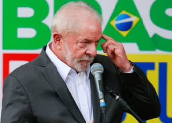 Presidente eleito, Lula da Silva (PT-SP) e a dep. Gleisi Hoffmann, durante centrevista coletiva na sede do governo de transição, no CCBB | Sérgio Lima/Poder360 02.dez.2022