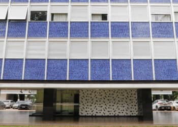 Prédio com apartamentos funcionais da Câmara dos Deputados, na 302 Norte, são usados por ministros de governo e senadores que continuam com os apartamentos "em situação especial", segundo a Câmara dos Deputados. Hoje 7 ministros de de Estado e 10 senadores. | Sérgio Lima/Poder360 - 16.fev.2024