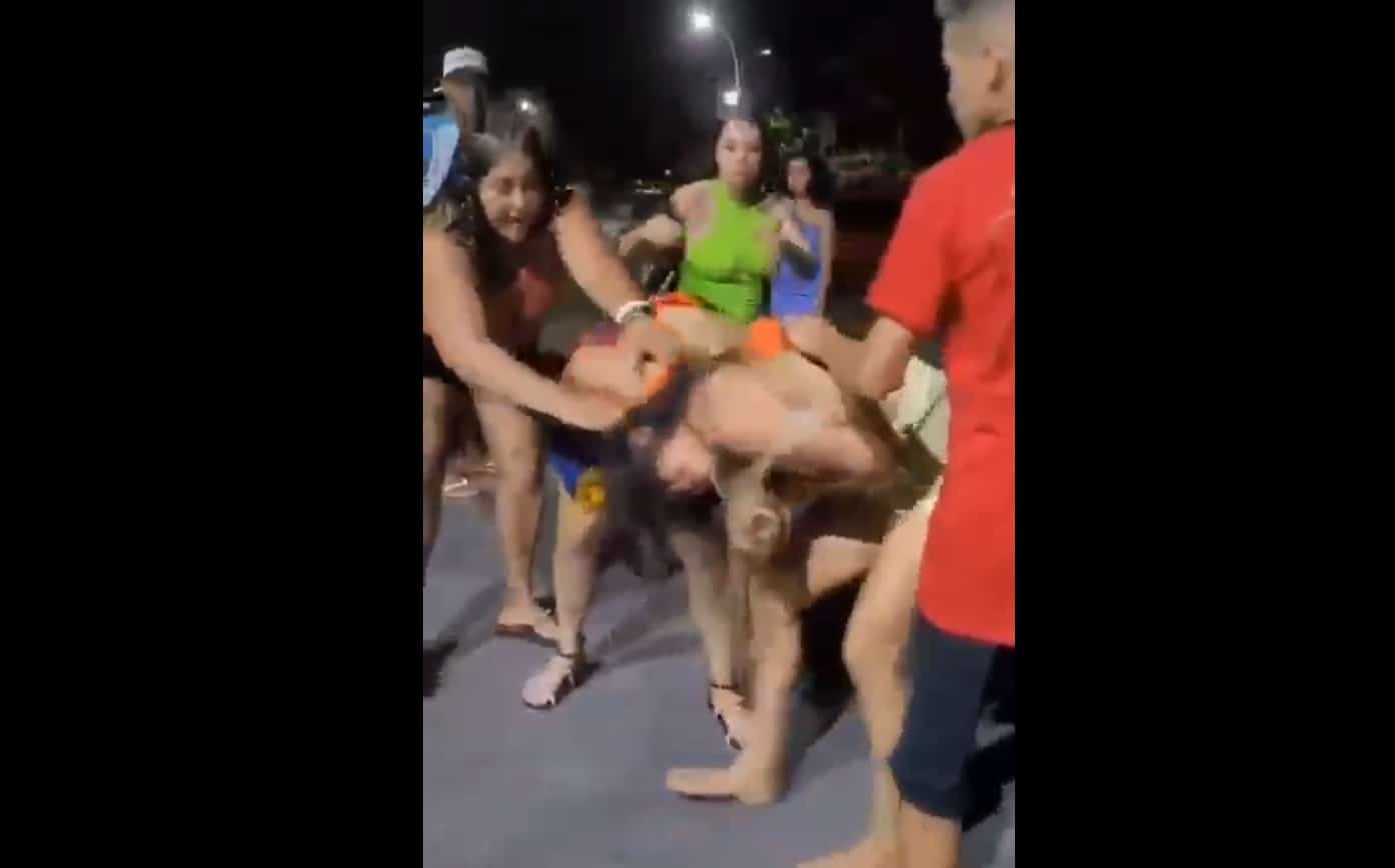 Grupo de mulheres se desentendem em festa e o 