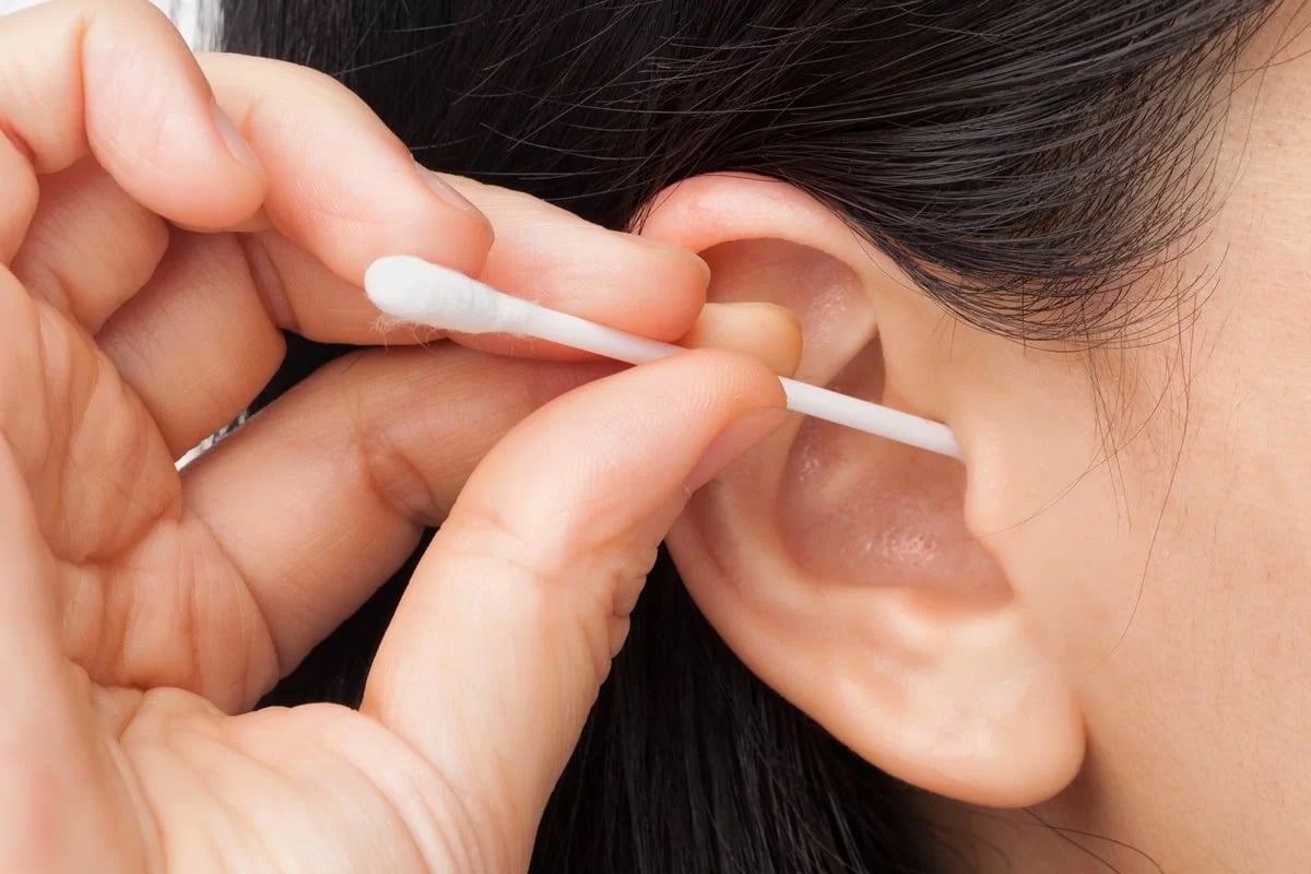 ¿Es perjudicial utilizar un bastoncillo de algodón?  Mira la mejor manera de limpiar tus oídos