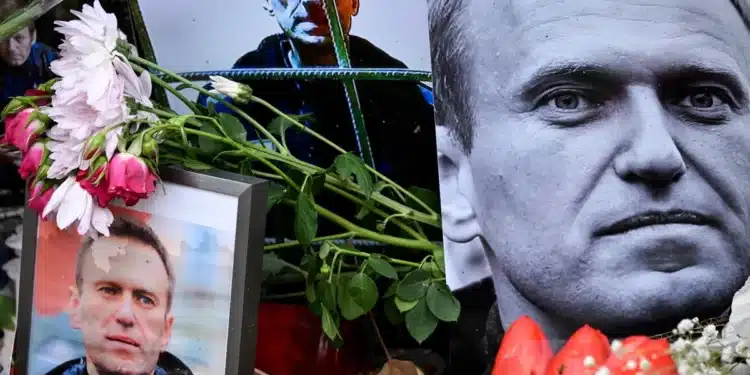 Flores foram colocadas ao redor de retratos do falecido líder da oposição russa Alexei Navalny, em Frankfurt - Foto: AFP