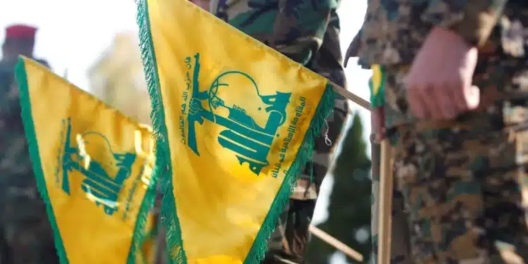 Membros do Hezbollah seguram bandeiras com o símbolo do grupo próximos à fronteira de Israel - Foto: REUTERS/Aziz Taher