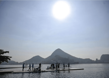 Atletas treinam na Lagoa Rodrigo de Freitas, no Rio. Foto: Mauro Pimentel/AFP