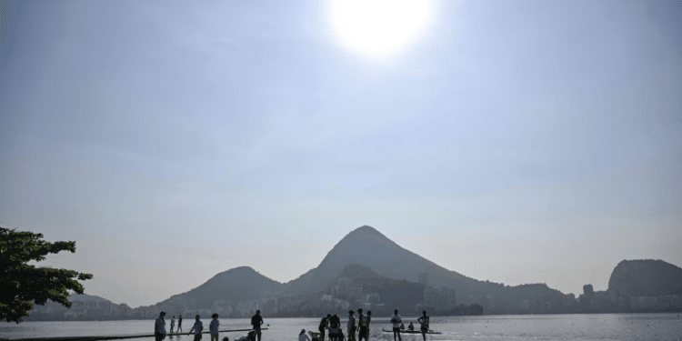 Atletas treinam na Lagoa Rodrigo de Freitas, no Rio. Foto: Mauro Pimentel/AFP