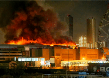 Após tiroteio em massa em sala de concertos, um incêndio massivo foi provocado. Foto: Sergei Vedyashkin/Agência de Notícias de Moscou via AP