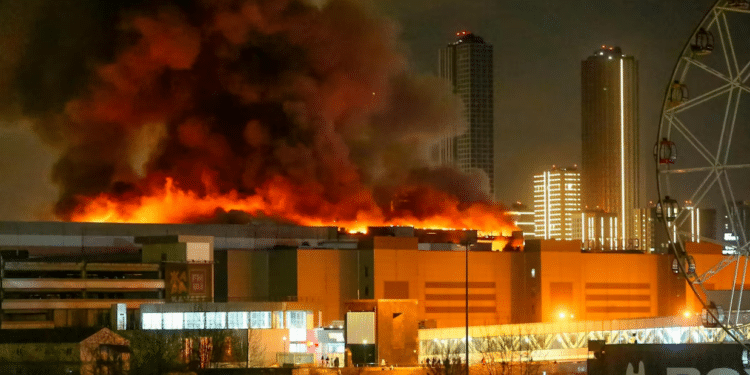 Após tiroteio em massa em sala de concertos, um incêndio massivo foi provocado. Foto: Sergei Vedyashkin/Agência de Notícias de Moscou via AP