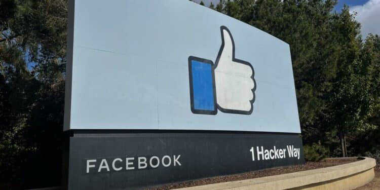 Menlo Park (United States), 25/10/2021.- A view of a sign featuring Facebook's iconic 'Thumbs Up' Like button is displayed outside Facebook Headquarters in Menlo Park, California, USA, 25 October 2021. Facebook has posted better-than-expected earnings with 9 billion US dollar for the third quarter despite new claims from former employee whistleblower and internal documents detailing unethical behaviour. (Estados Unidos) EFE/EPA/JOHN G. MABANGLO